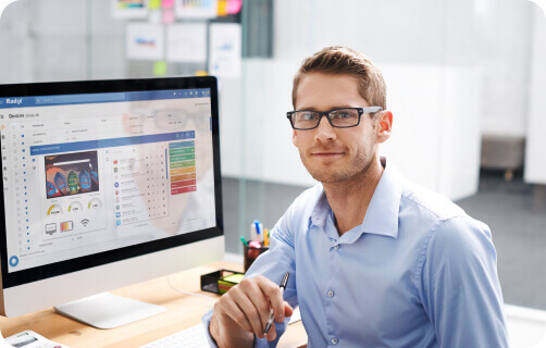 man aan het werk op een computer in een kantooromgeving