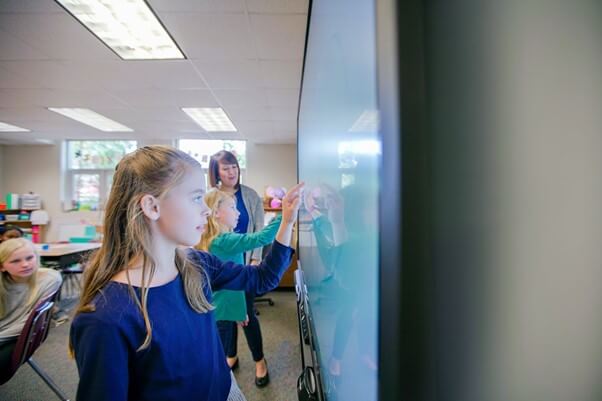 Ces étudiants dans une salle de cours expérimentent un usage pédagogiCes étudiants dans une salle de cours expérimentent un usage pédagogique du numérique.que du numérique.