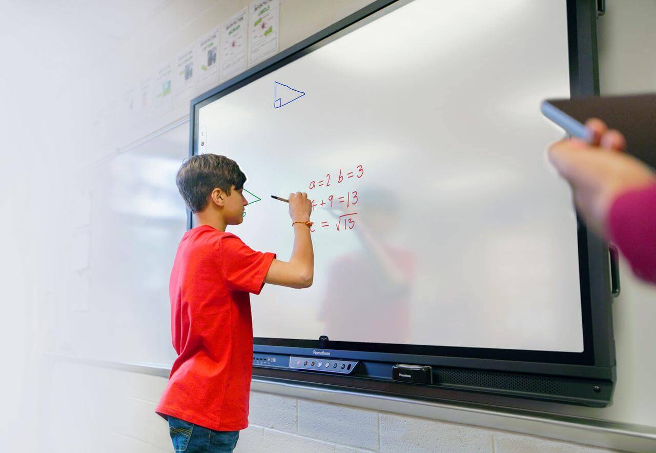 Un élève utilise un écran dynamique pour réaliser un exercice de mathématiques.