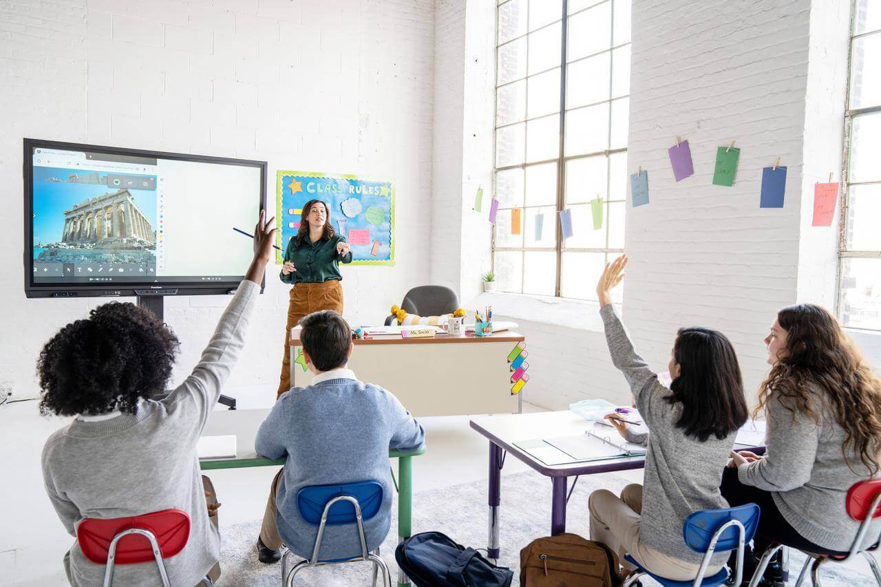  Des élèves de primaire font cours autour d’un écran numérique interactif Promethean.