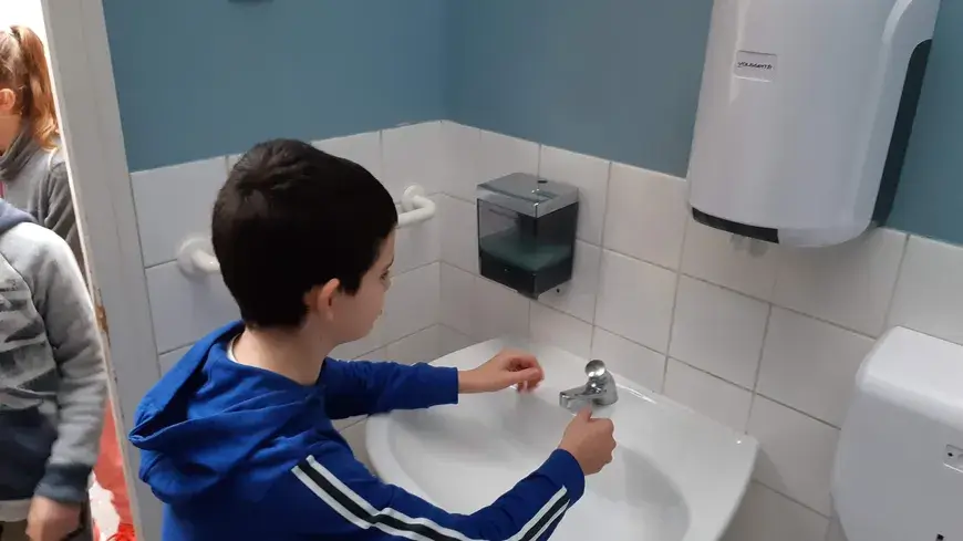 Se laver régulièrement les mains est le meilleur moyen d’éliminer les bactéries et virus présents sur votre corps.