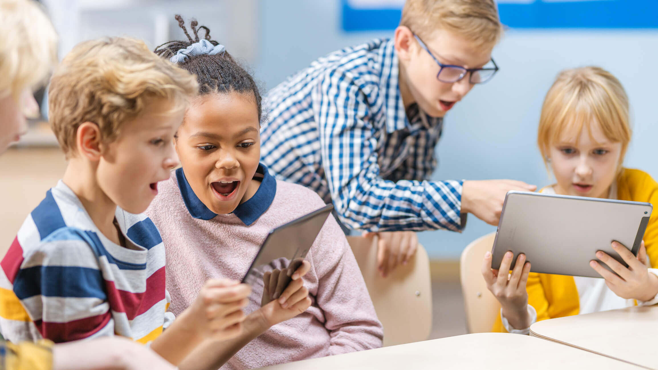 Niños colaborando en el aula