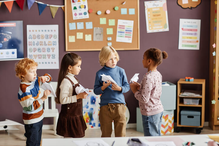 Kids standing together showcasing a social learning style