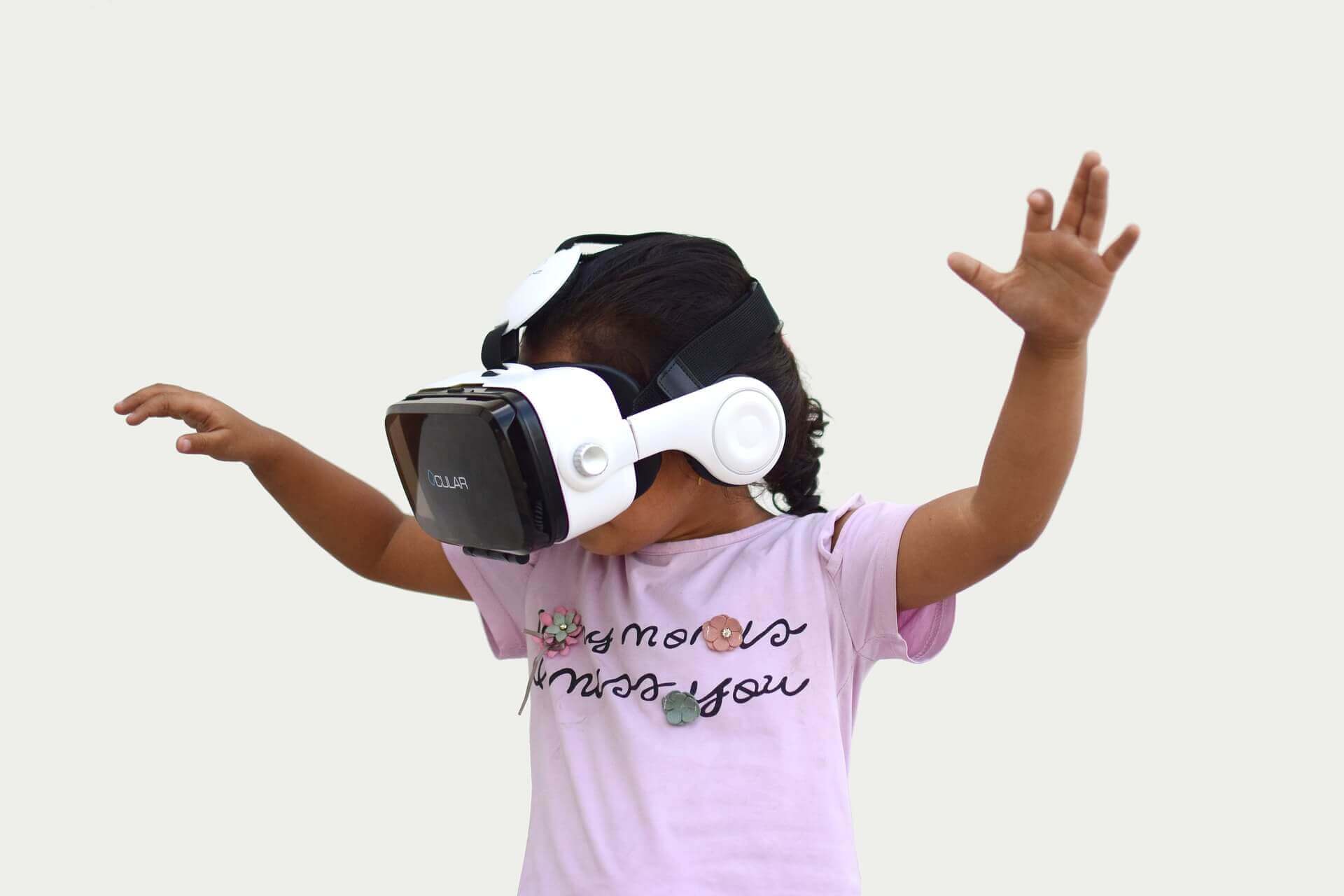 Niña usando gafas de realidad virtual en la educación