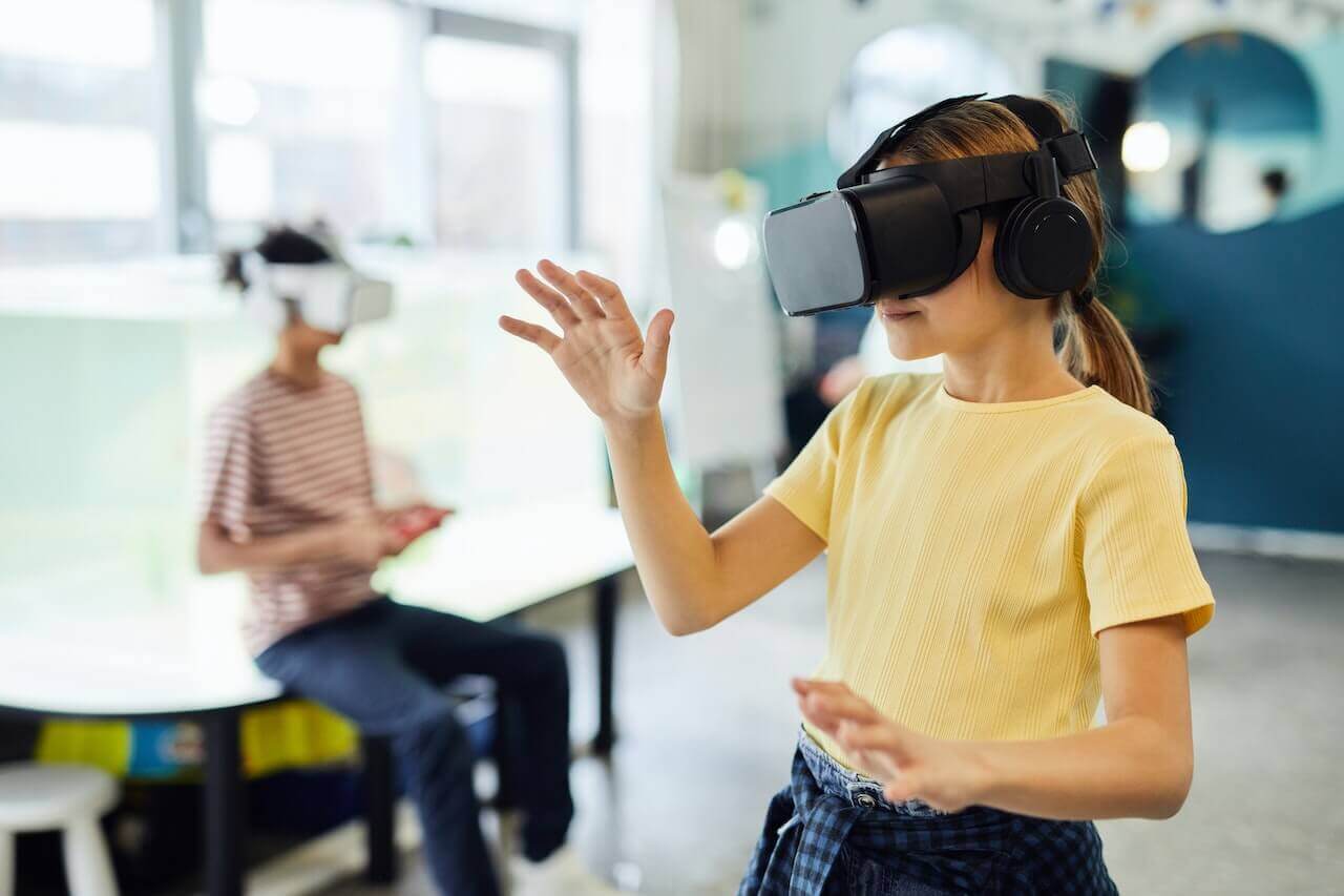 Niños con gafas de realidad virtual
