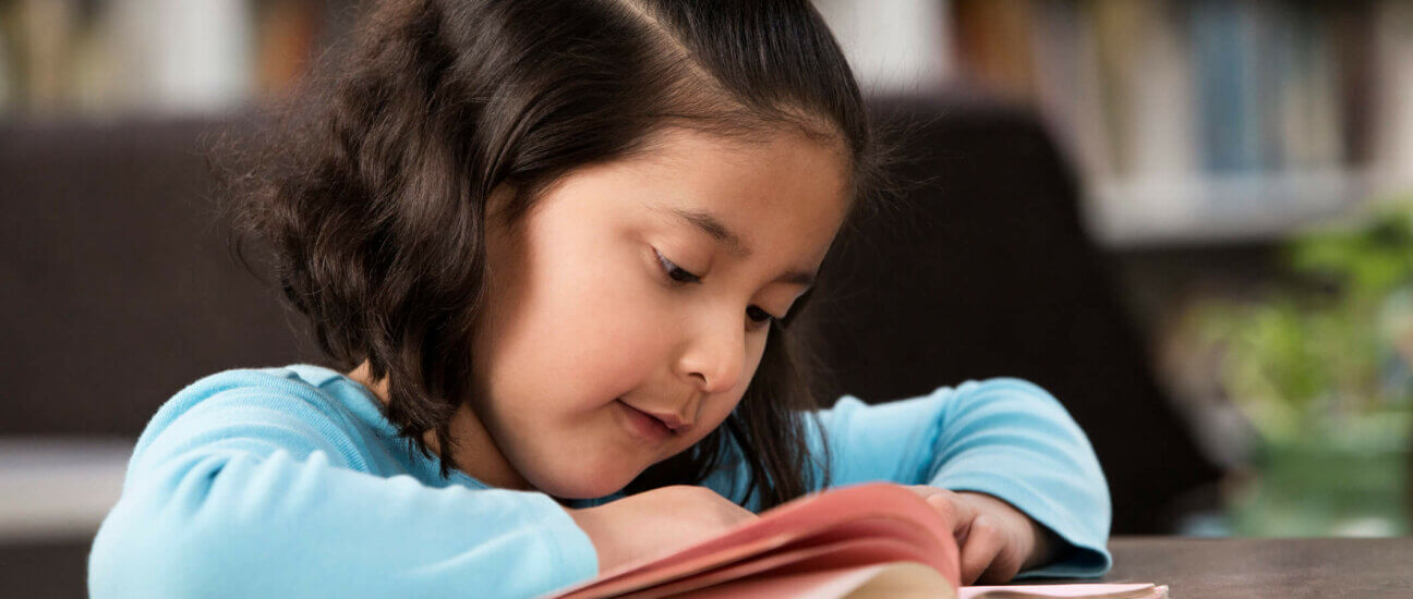 student reading in the classroom - reading and writing learning style