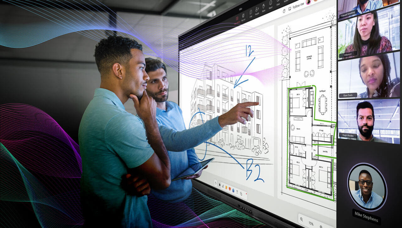 Zwei Mitarbeiter stehen vor dem ActivPanel LX und zeigen anderen virtuellen Teilnehmern die Anwendung