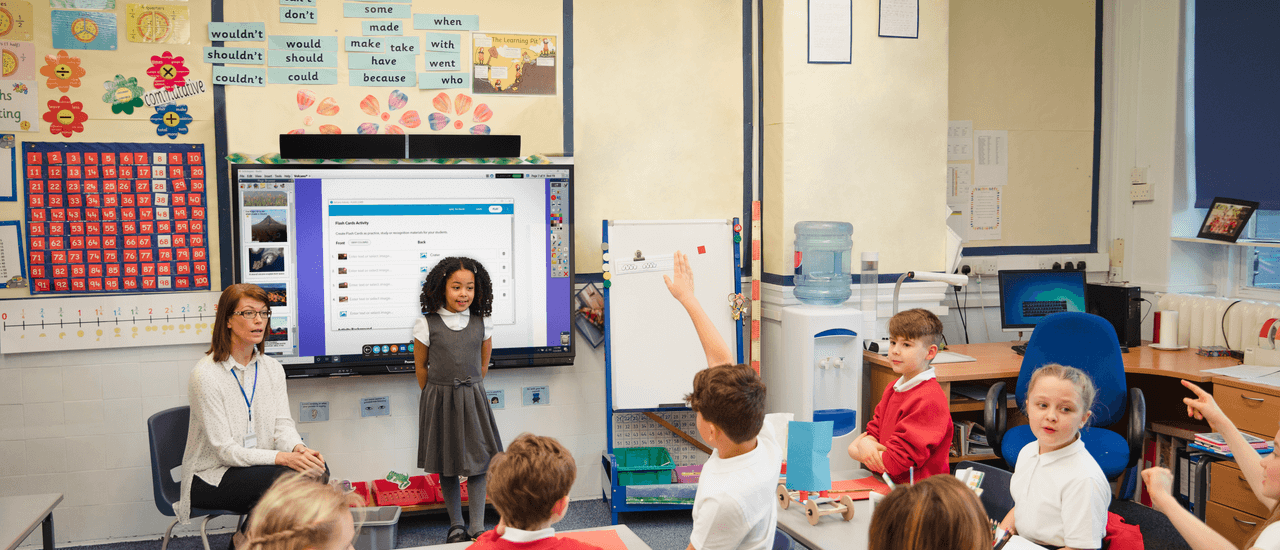 Un écran numérique interactif ActivPanel, équipé d’une barre de son ActivSoundBar de Promethan, est utilisé en classe pour motiver les élèves.