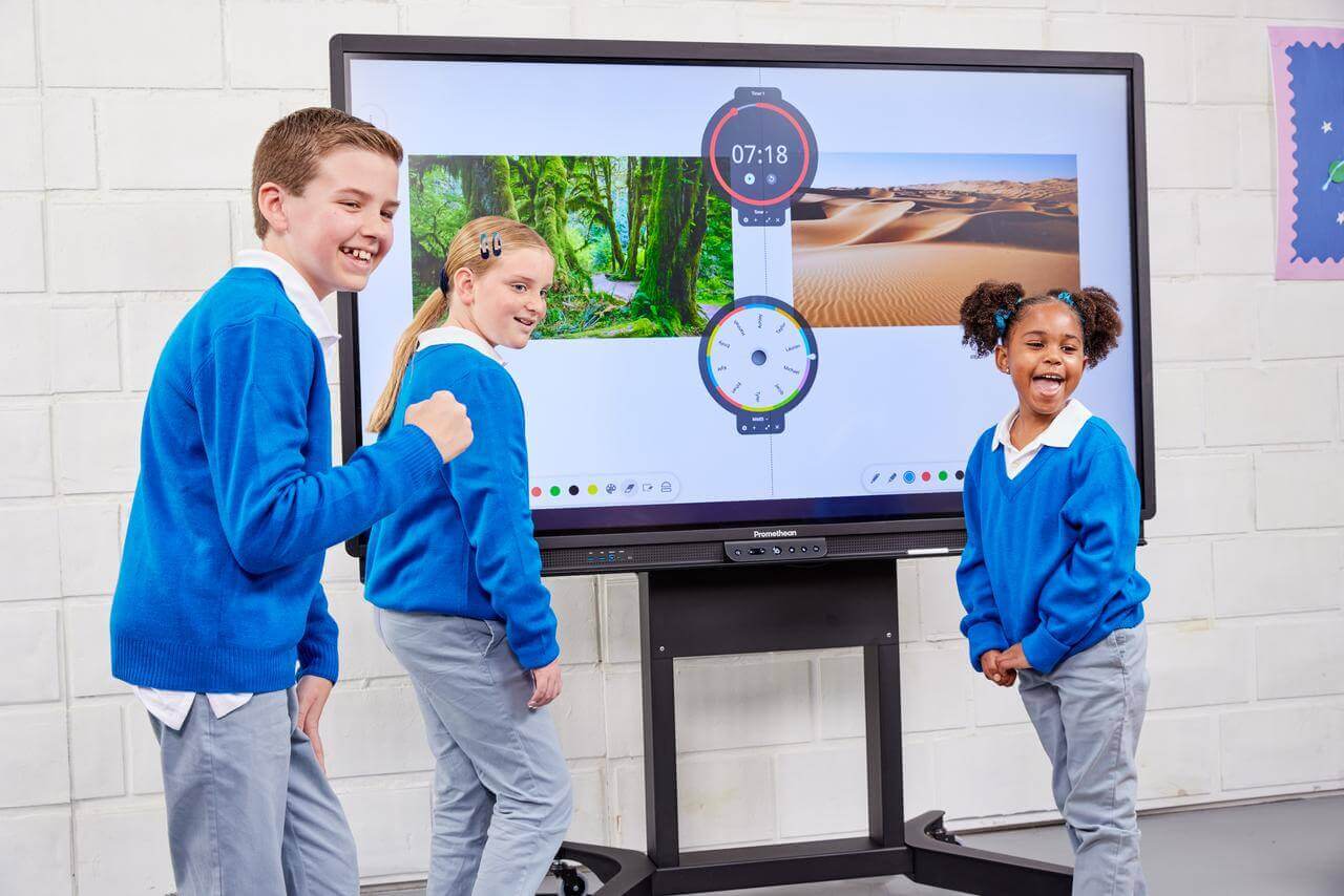 Deux élèves répondent en même temps à un test chronométré sur le grand écran interactif ActivPanel 9.