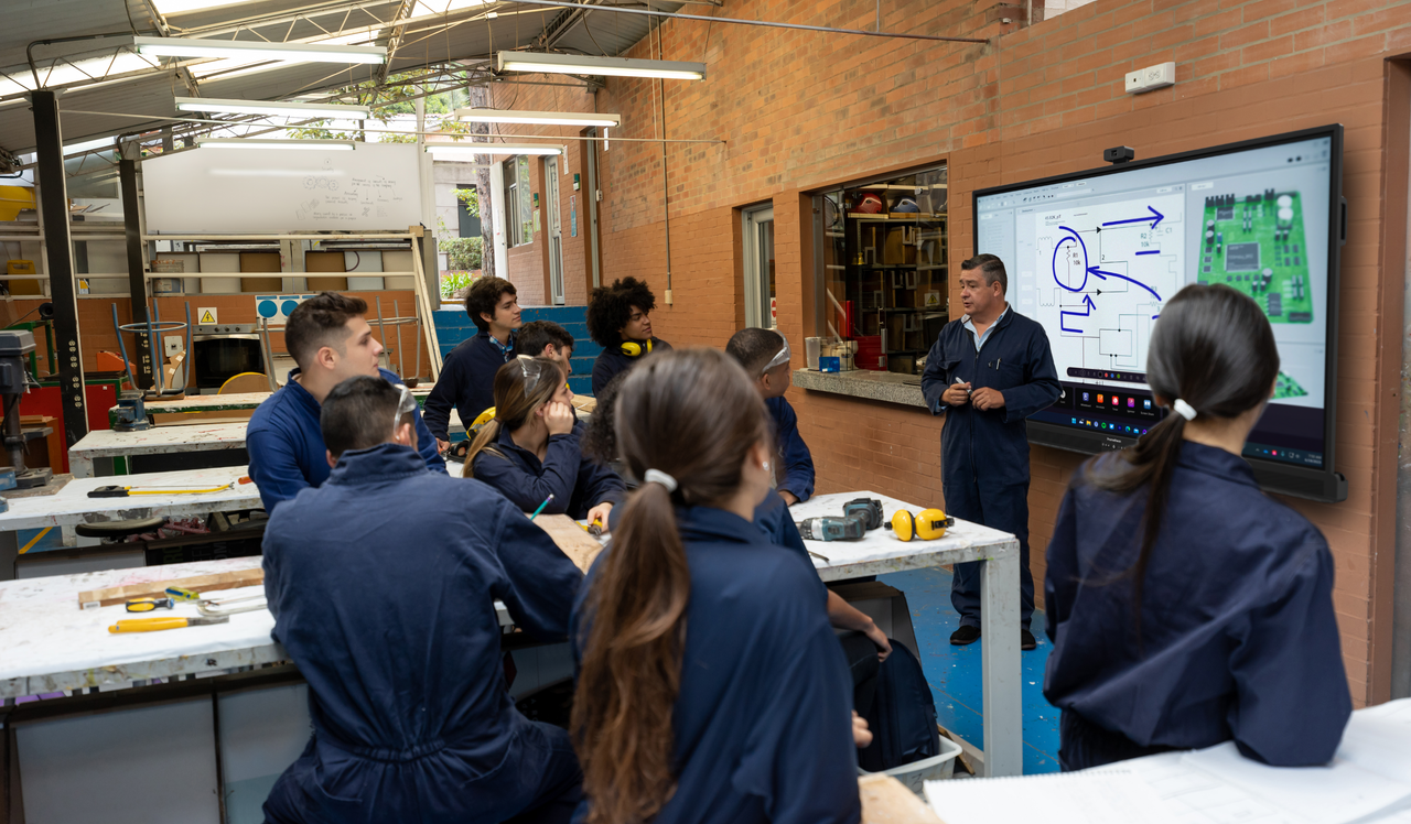 Benefits of interactive displays for architecture, engineering, and construction industries