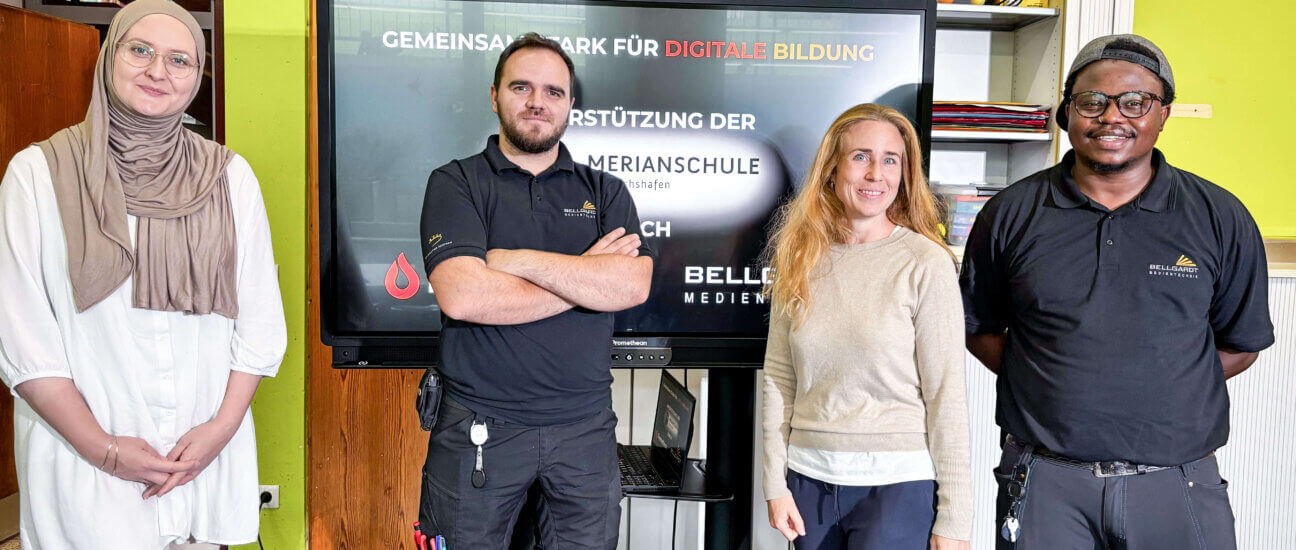 Schülerinnen gemeinsam mit den Instalateuren und Lehrerkraft vor dem gespendetenActivpanel
